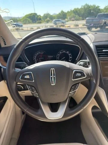 Used 2015 Red Lincoln Base image 16