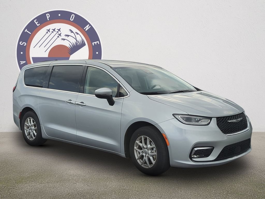Used 2023 Silver Chrysler Touring L image 2
