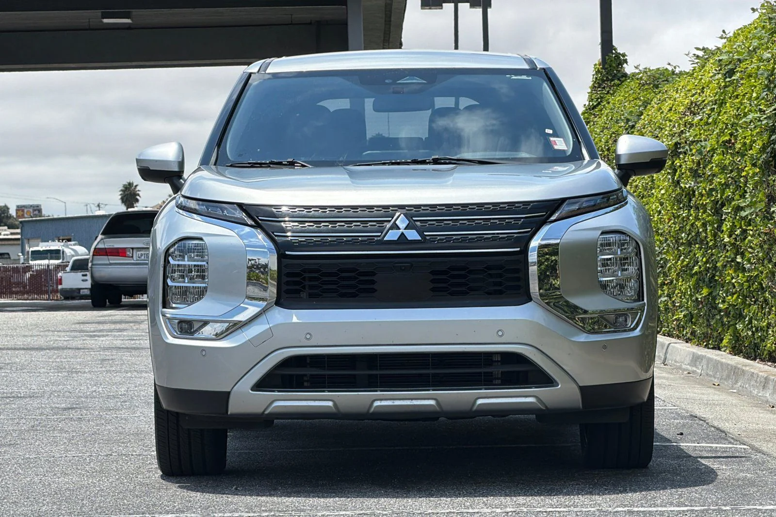 Used 2024  Mitsubishi SE image 11