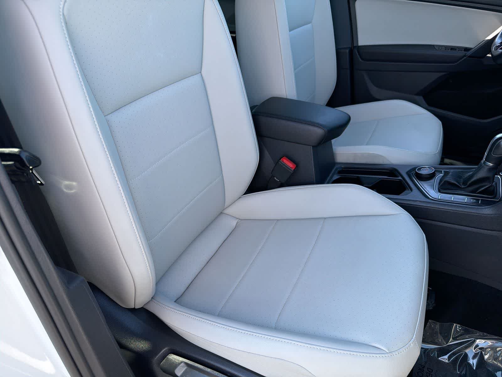 Used 2019 Pure White Volkswagen SE image 22