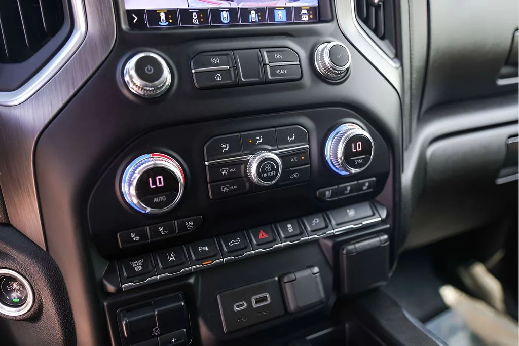 Used 2022 White GMC Denali image 22