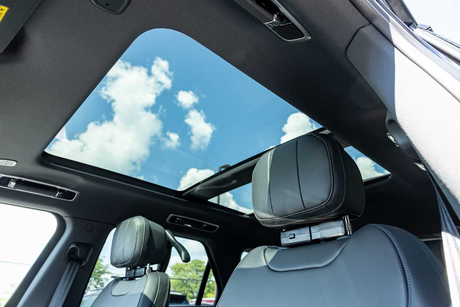 New 2026 BLACK Land Rover SE image 27