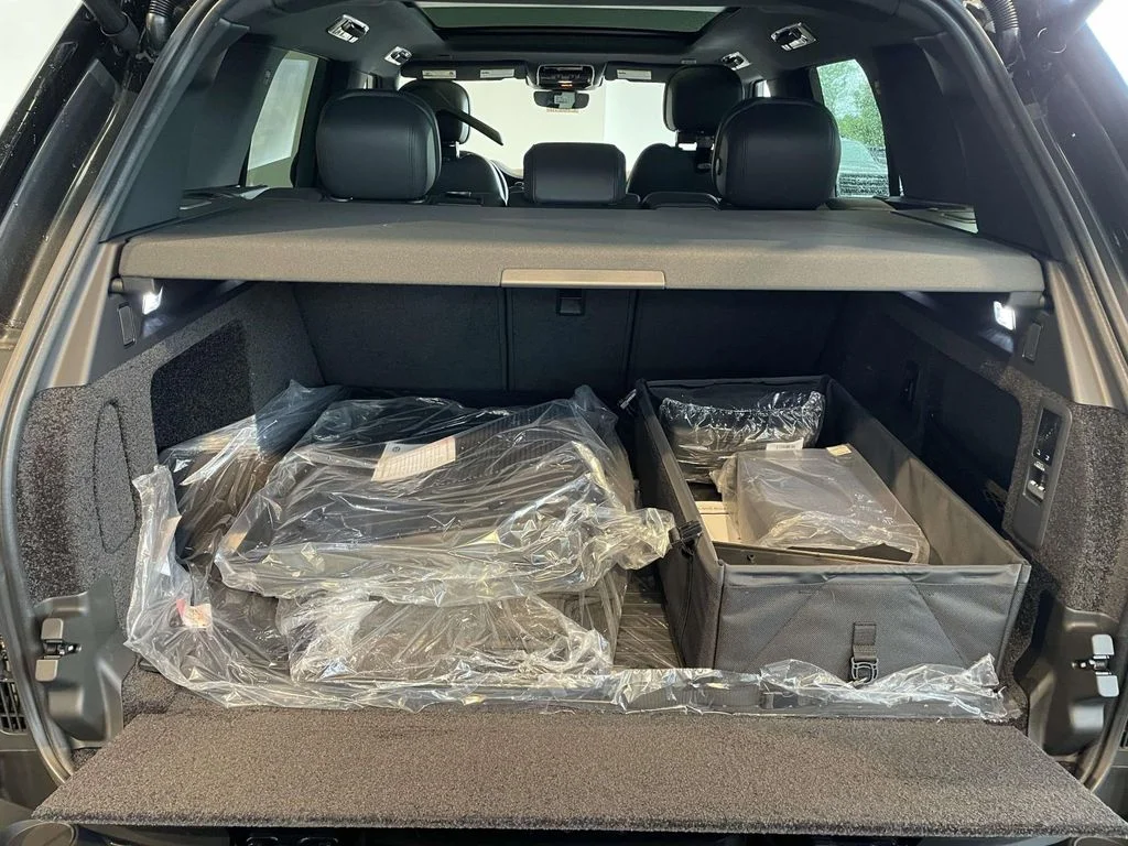 New 2026 Carpathian Grey Land Rover SE image 17