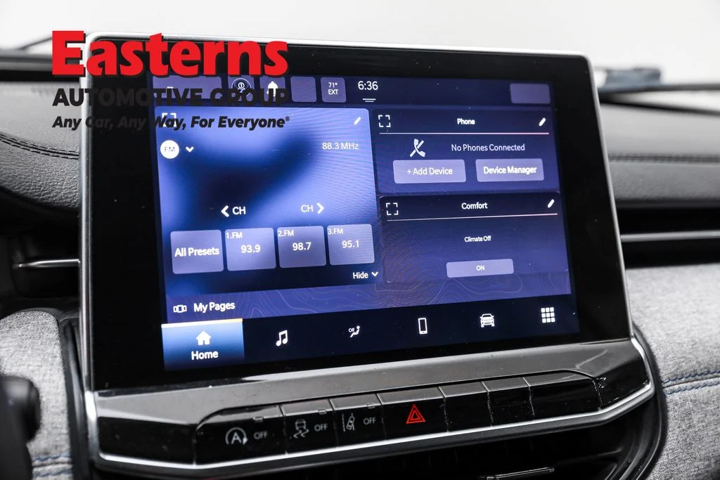 Used 2022 Silver Jeep Latitude image 19