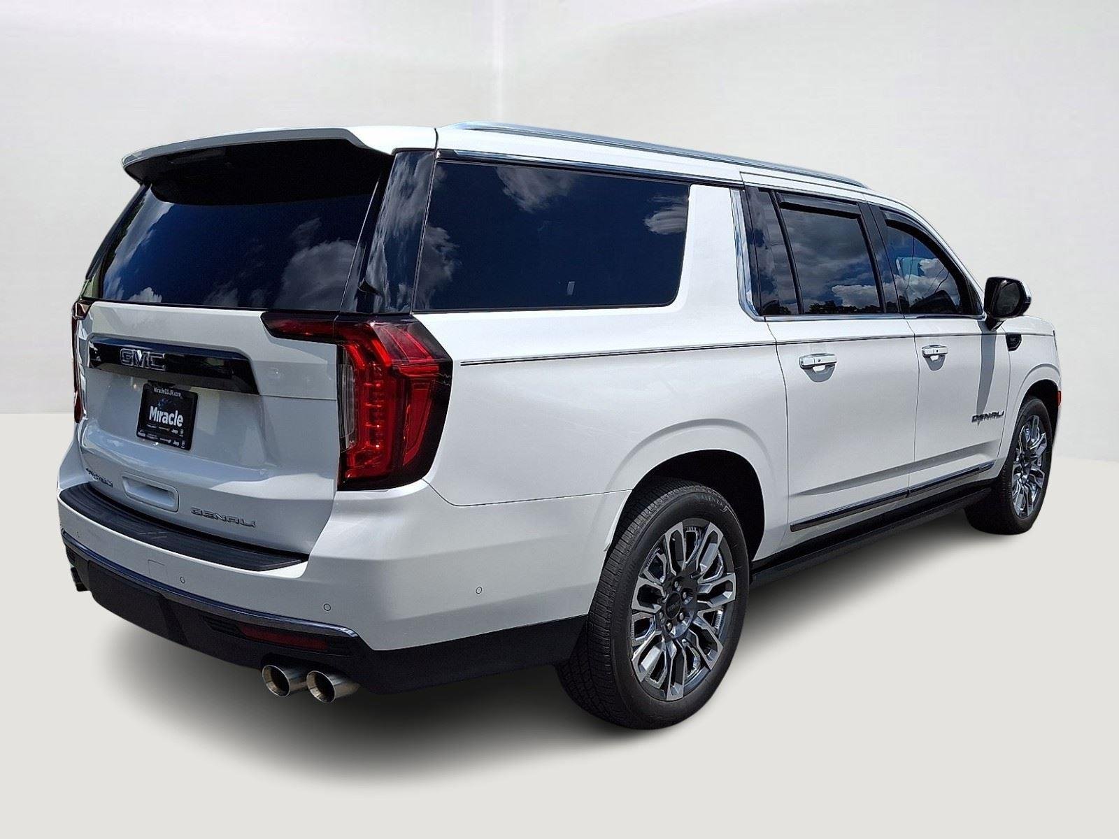 Used 2024 White Frost Tricoat GMC Denali Ultimate image 6