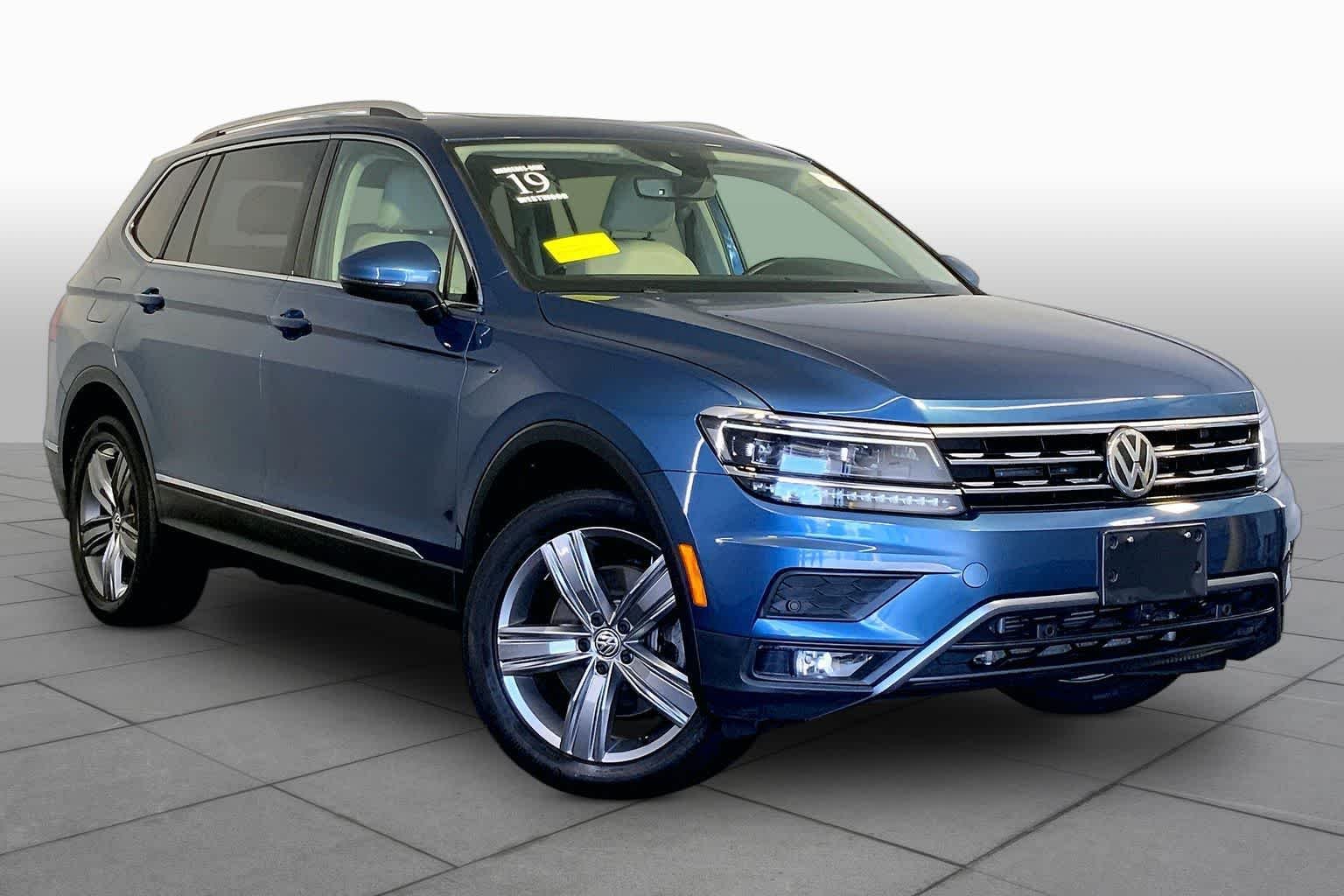 Used 2019 Deep Black Pearl Volkswagen SEL Premium image 3