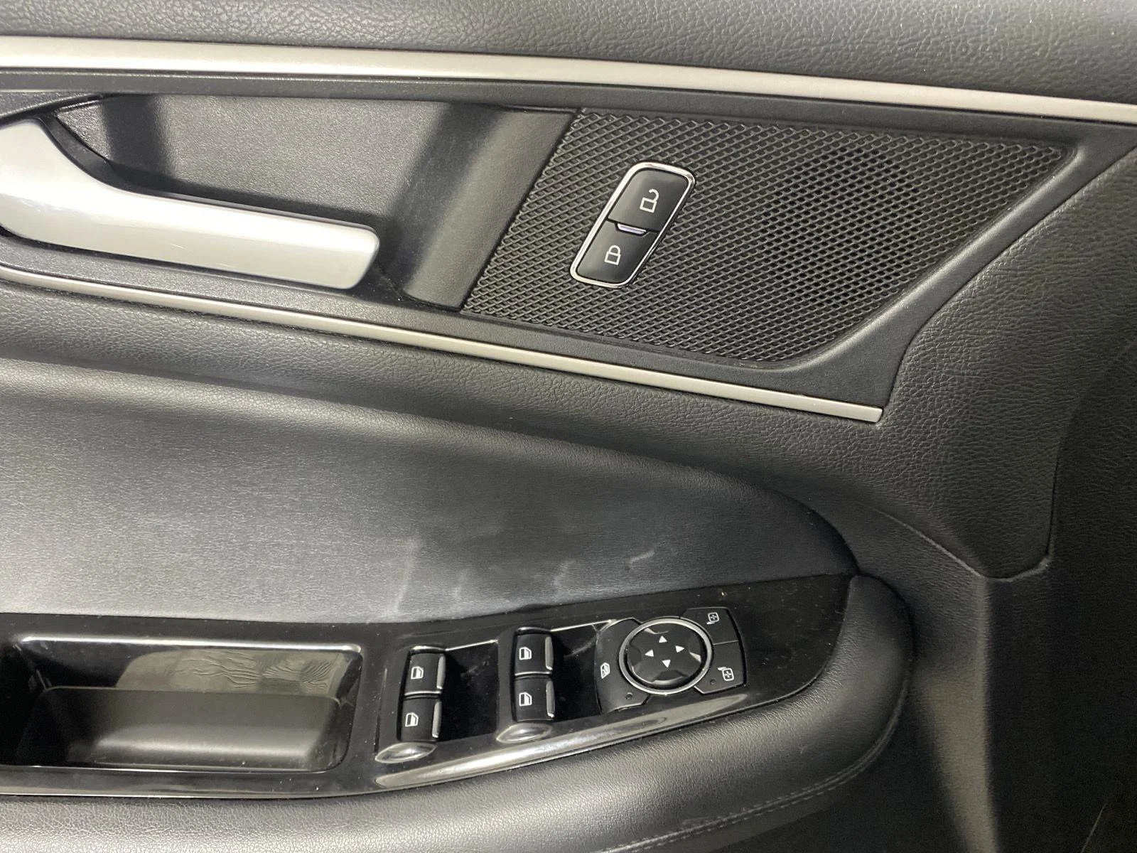 Used 2020  Ford SEL image 12