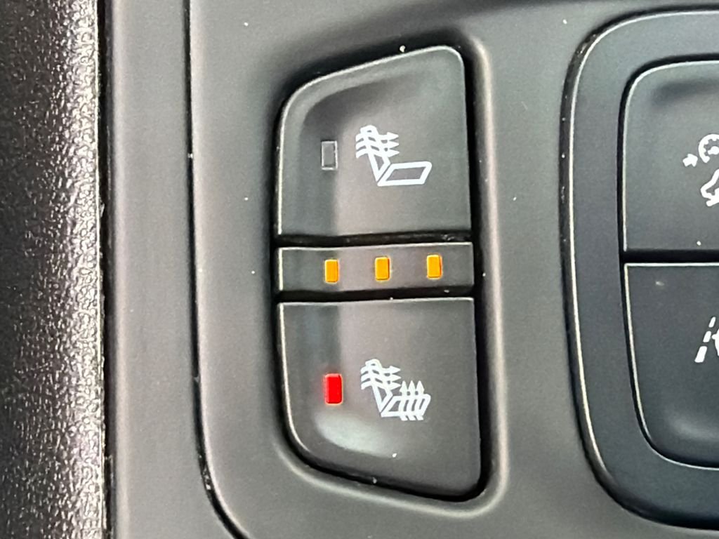Used 2023 White GMC SLE image 31