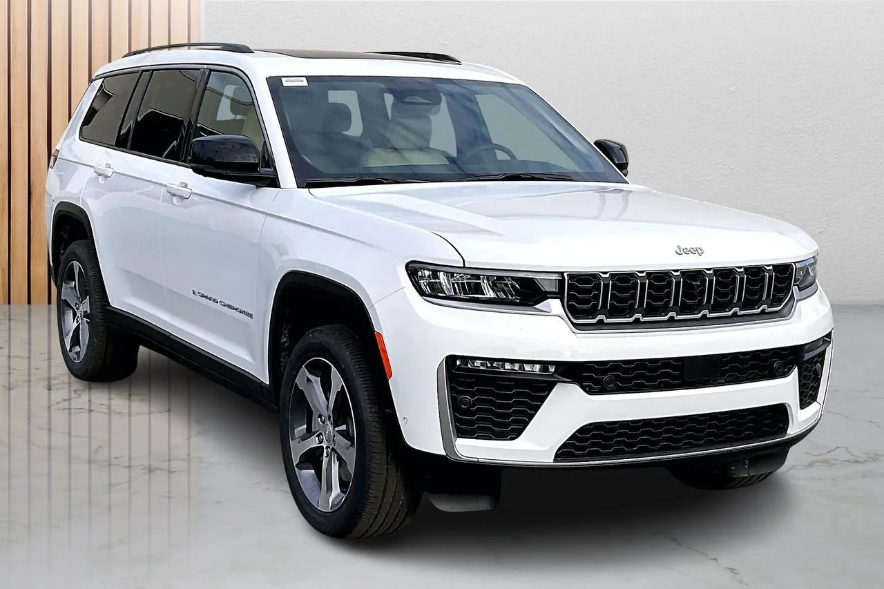 New 2026 Bright White Clear-Coat Exterior Paint Jeep Limited image 2
