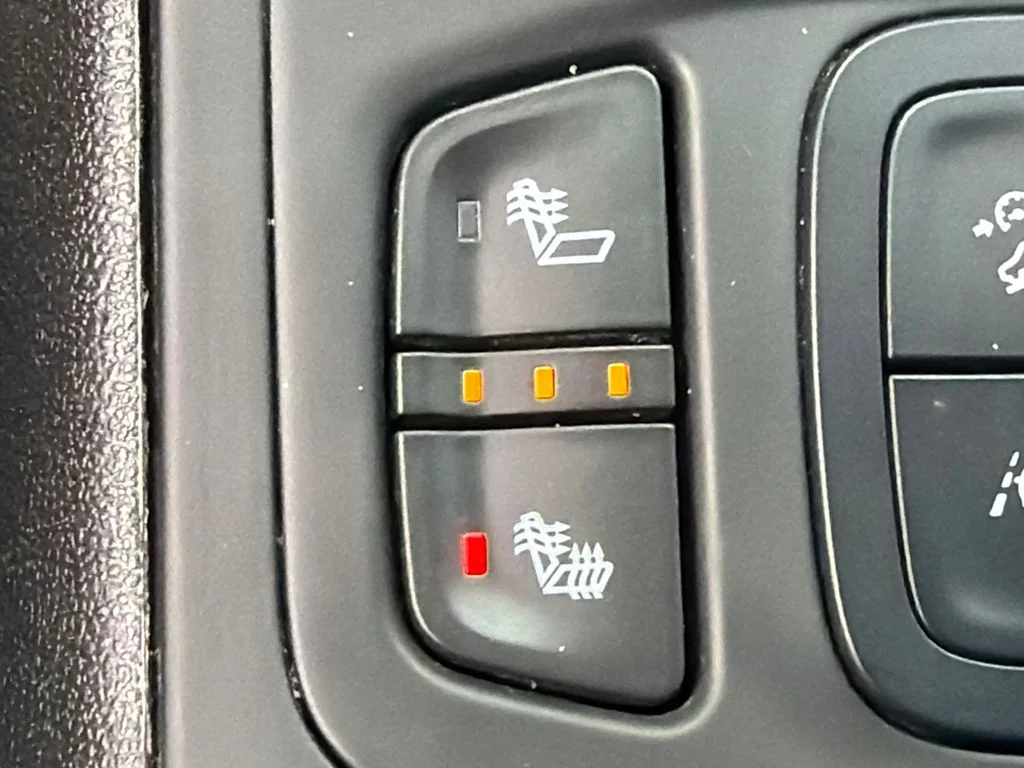 Used 2023 White GMC SLE image 31