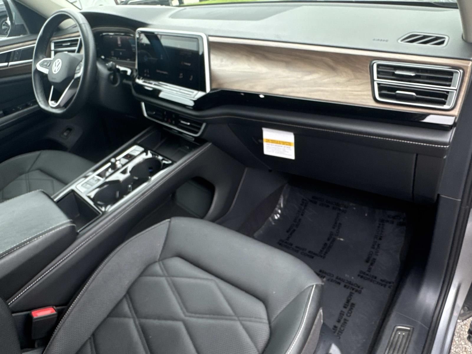 2024 Volkswagen Atlas SE w/Tech - Photo 11