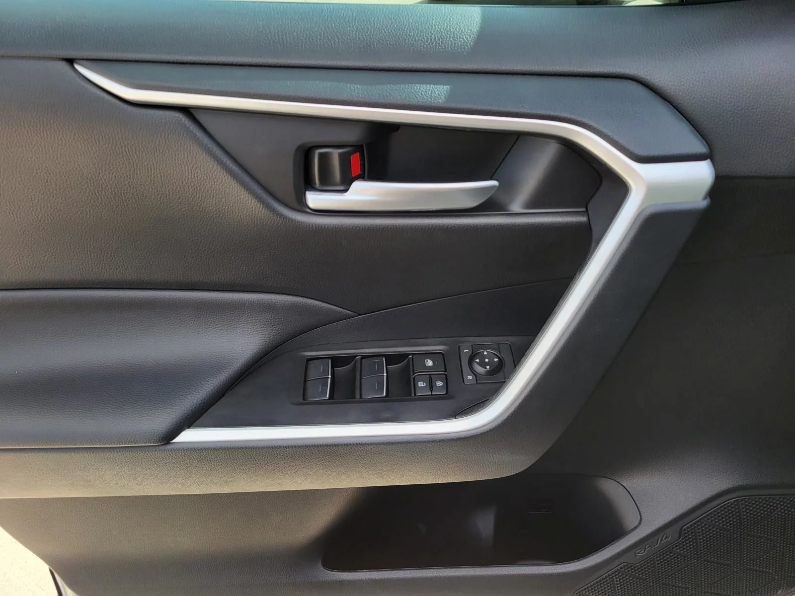 Used 2024 Silver Toyota XLE Premium image 19