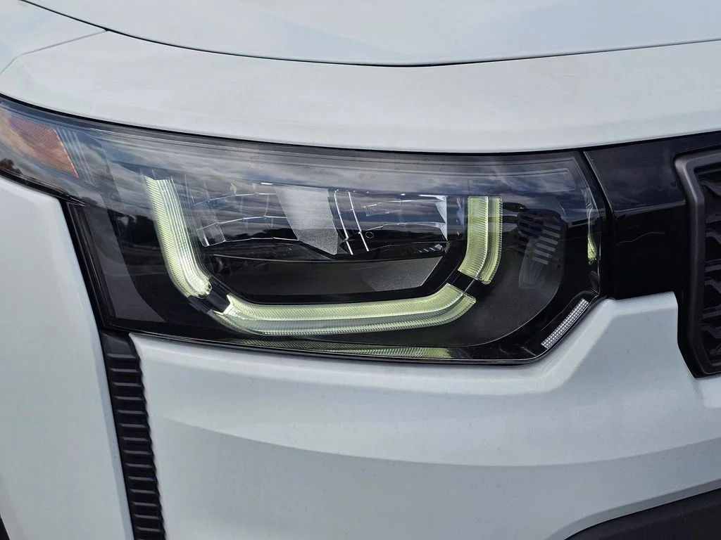 New 2026 Bright White Clear-Coat Exterior Paint Jeep Limited image 4