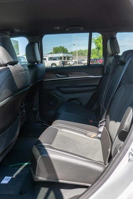New 2026 Silver Zynith Exterior Paint Jeep Altitude image 10