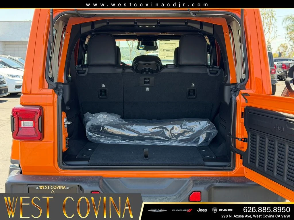 2025 Jeep Wrangler 4-Door Sahara - Photo 12