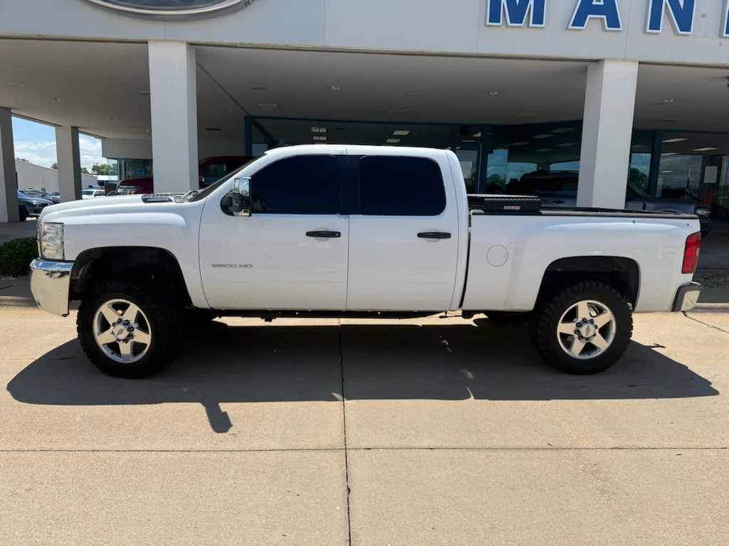 Used 2007 White Chevrolet  image 8