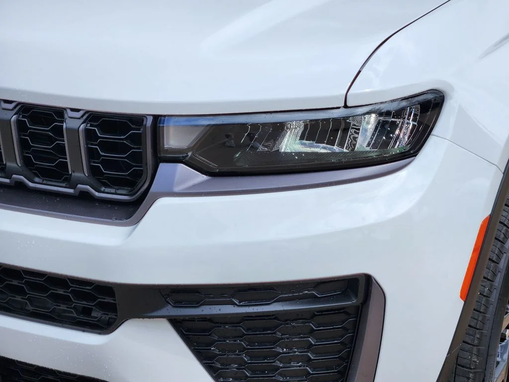 New 2026 Bright White Clear-Coat Exterior Paint Jeep Altitude image 5