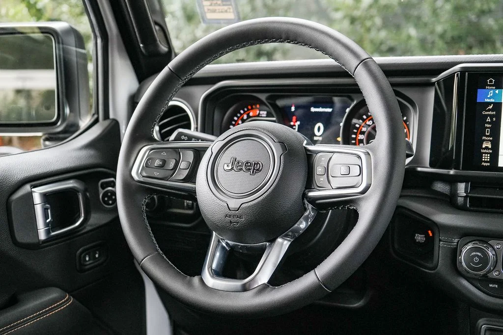 New 2026 Bright White Clear-Coat Exterior Paint Jeep Sahara image 14