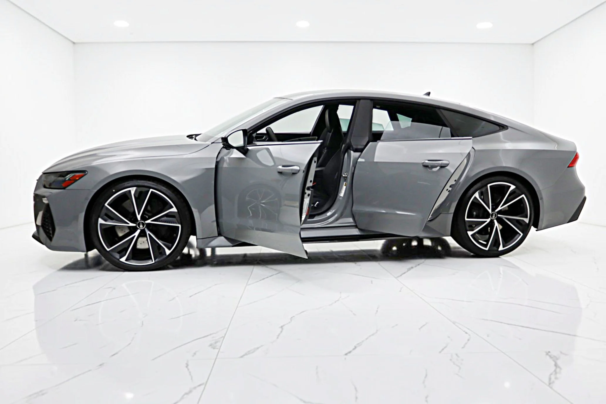 Used 2022 Gray Audi  image 4