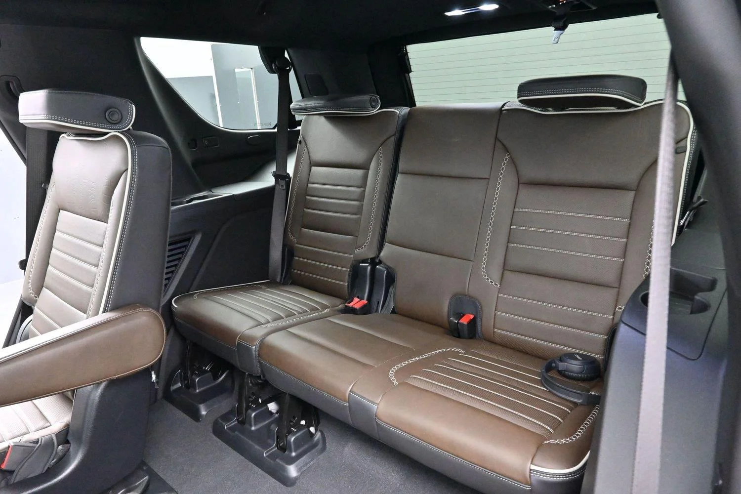 Used 2025 White Frost Tricoat GMC Denali Ultimate image 34