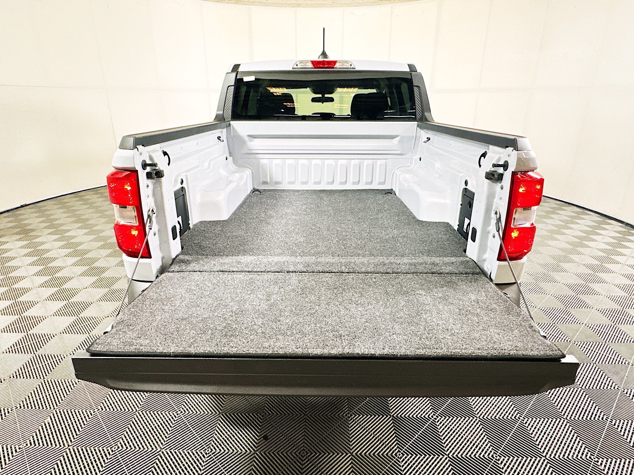 Used 2025 White Metallic Ford XLT image 31