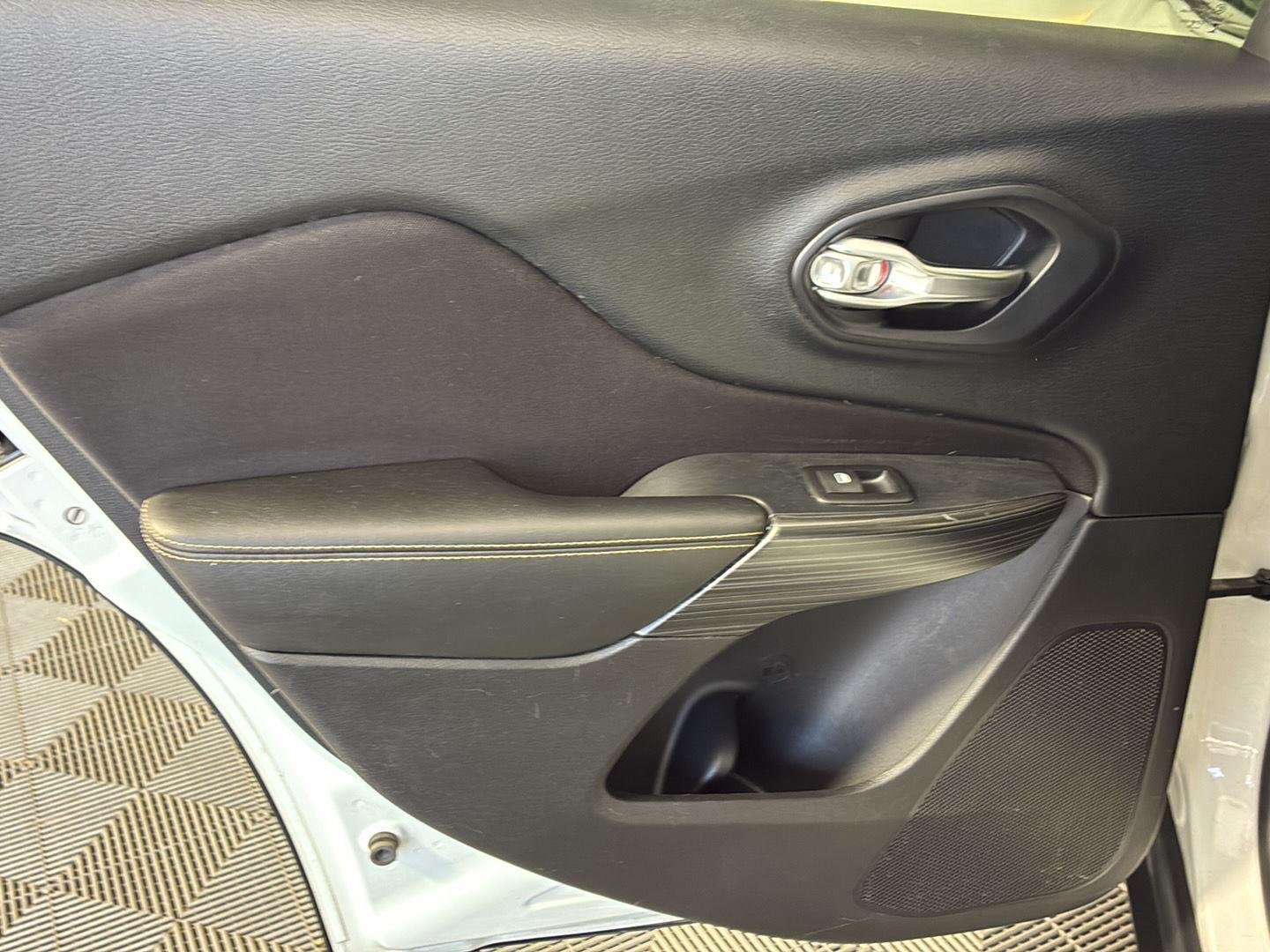 Used 2015 Bright White Clearcoat Jeep Latitude image 21
