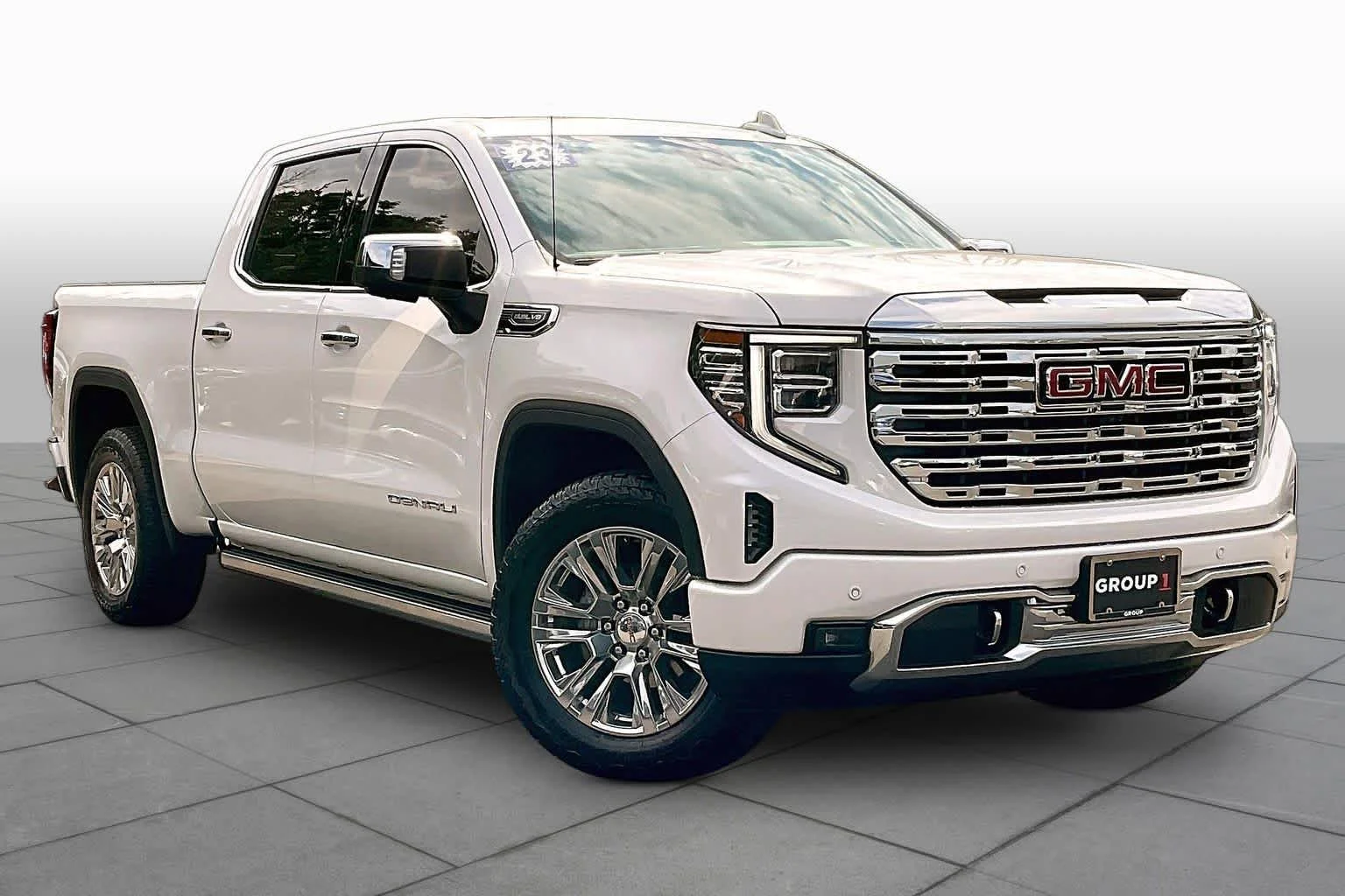 Used 2023 White Frost Tricoat GMC Denali image 3