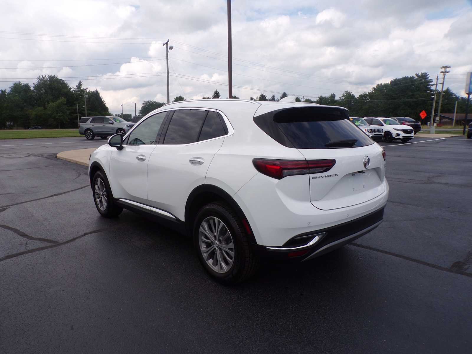 Used 2022 Summit White Buick Preferred image 5