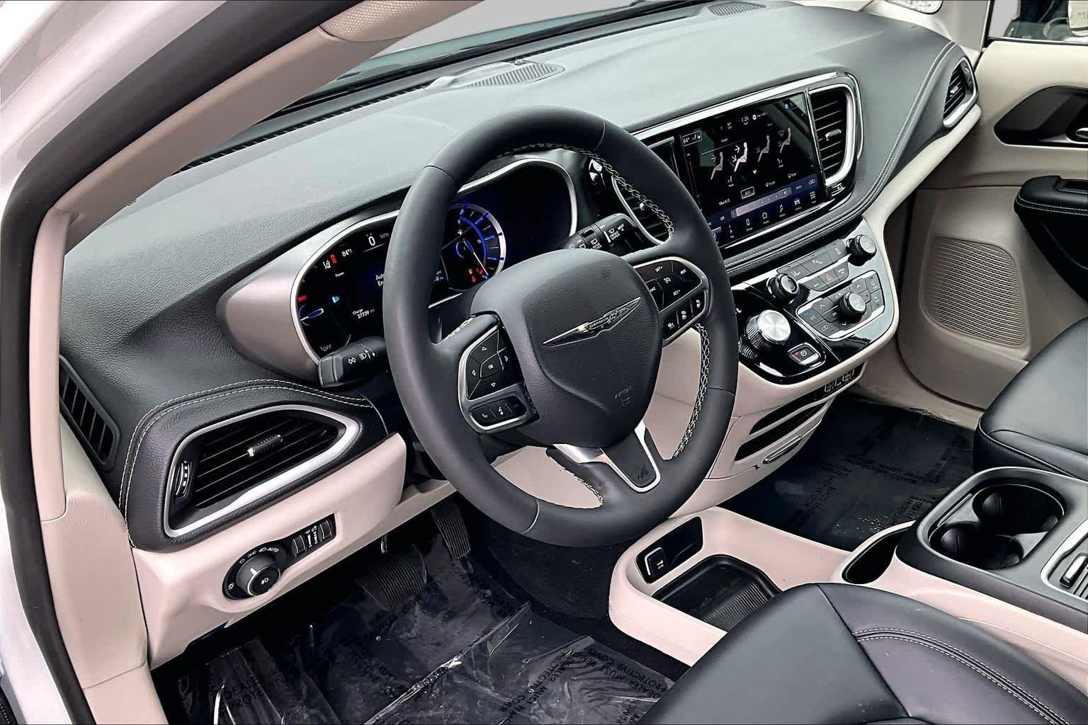 Used 2024 Bright White Clearcoat Chrysler Hybrid Select image 18