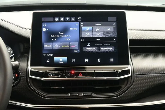 Used 2025 Silver Jeep Latitude image 19