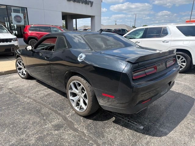 Used 2016 Black Dodge SXT image 4