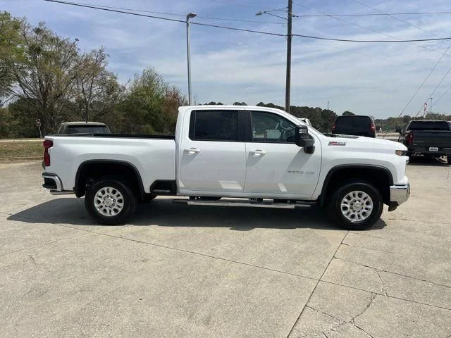 Used 2025 Summit White Chevrolet LT image 4