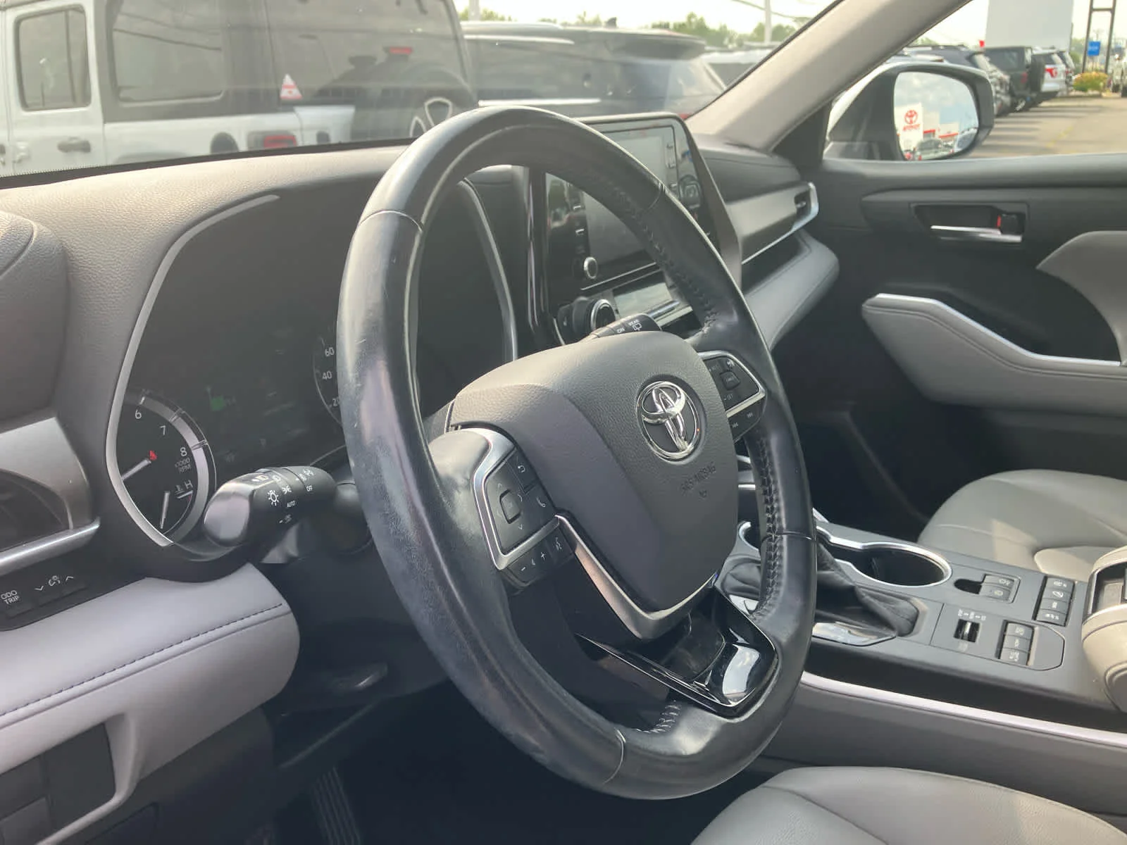 Used 2020 Blizzard Pearl Toyota XLE image 9