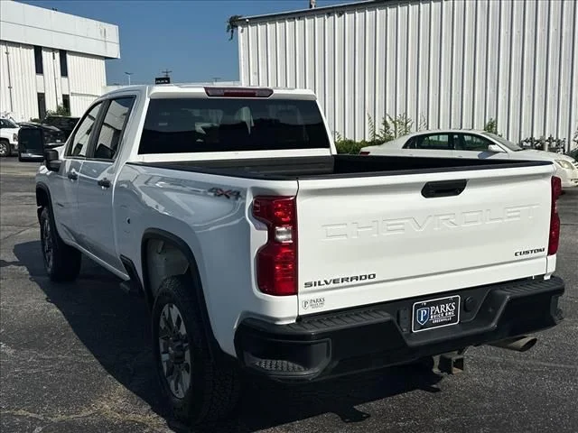 Used 2022 White Chevrolet Custom image 8