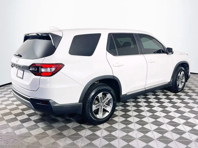 Used 2023  Honda EX-L image 1