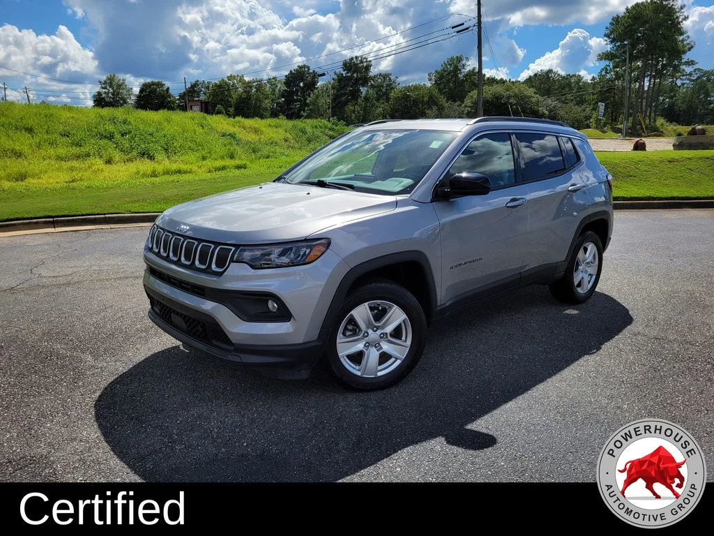 Used 2022 Silver Jeep Latitude image 2