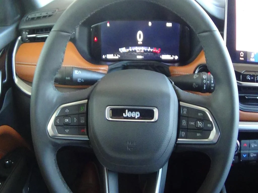 Used 2025 Hydro Blue Pearl Coat (pbj) Jeep Limited image 25