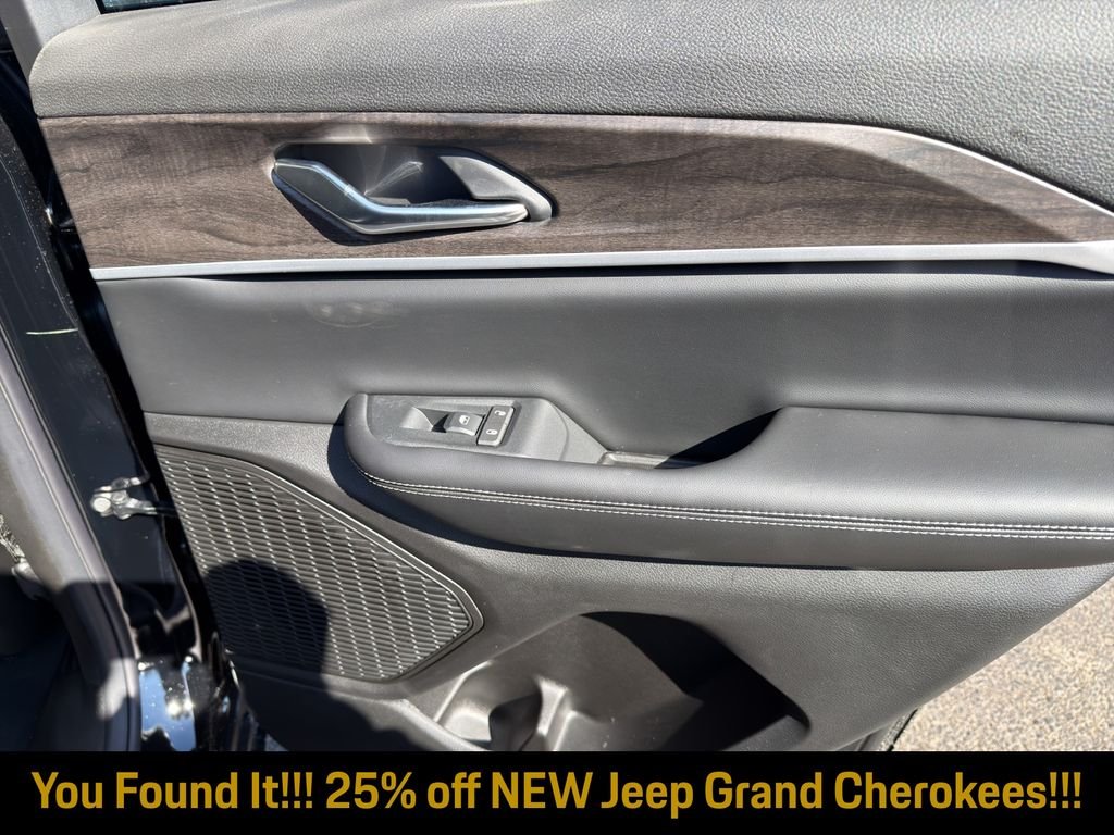 New 2026 Diamond Black Crystal Pearl-Coat Exterior Paint Jeep Altitude image 27