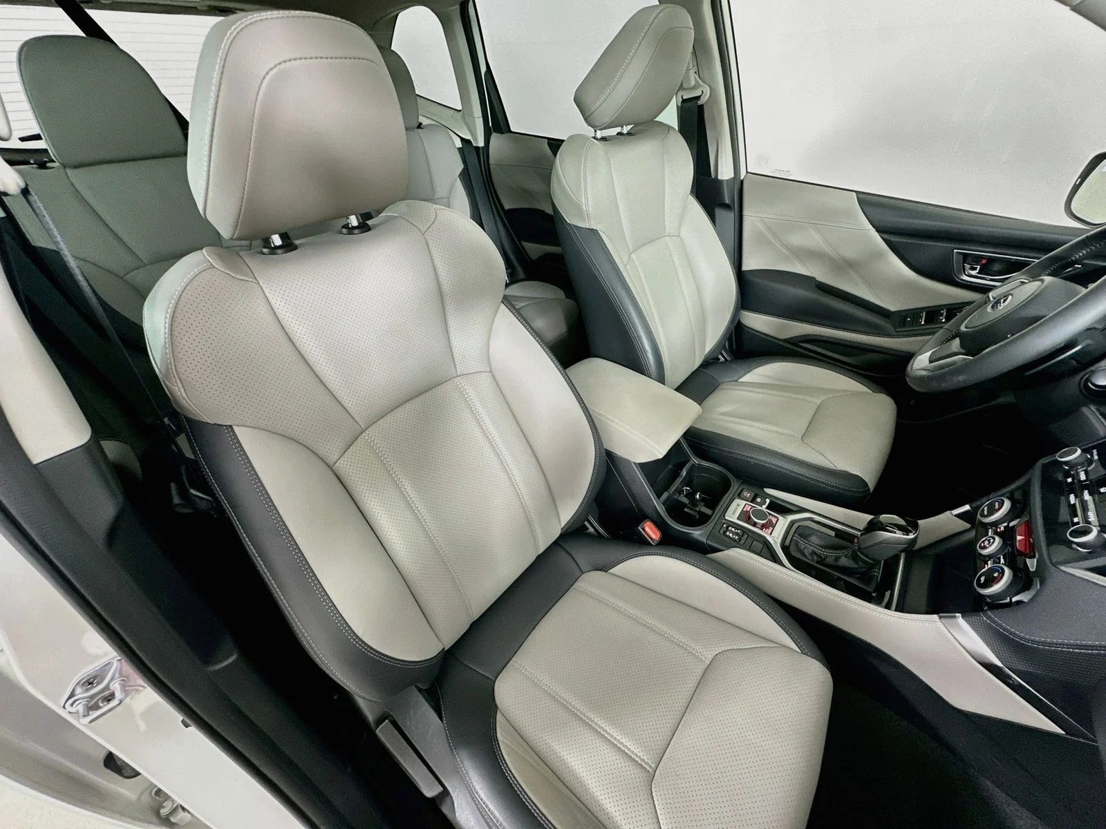 Used 2024 White Subaru  image 44
