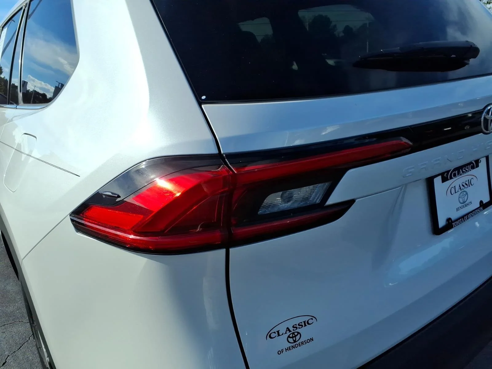 Used 2024 Wind Chill Pearl Toyota XLE image 17