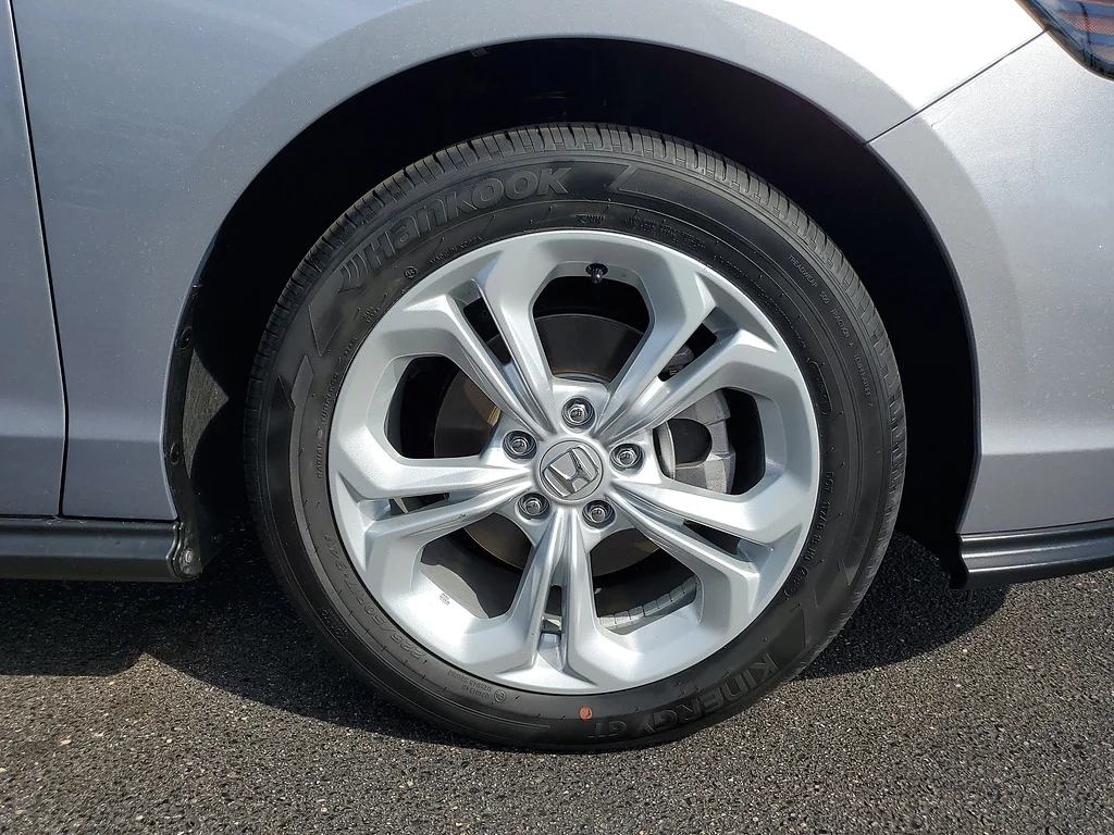 Certified Used 2024 Solar Silver Metallic Honda LX image 5