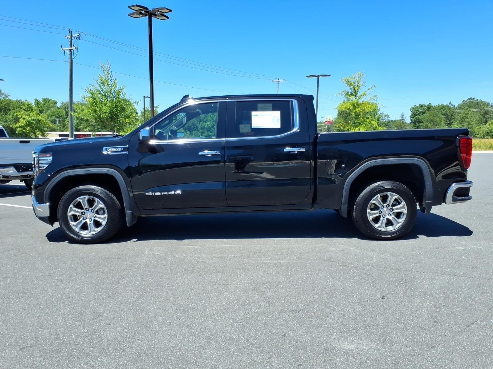 Used 2025 Onyx Black GMC SLT image 3
