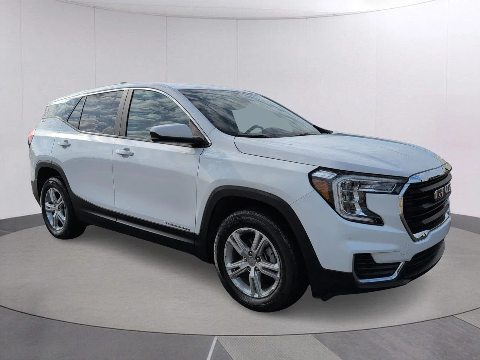 Used 2024 Summit White GMC SLE image 7