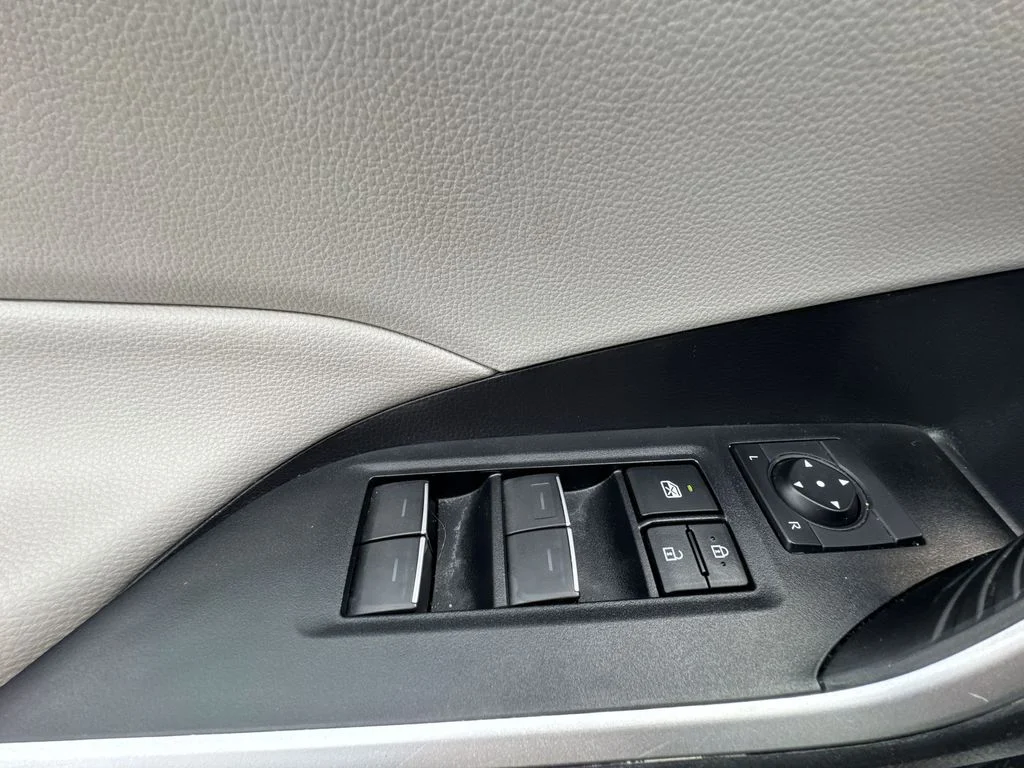 Used 2022 White Toyota XLE image 15