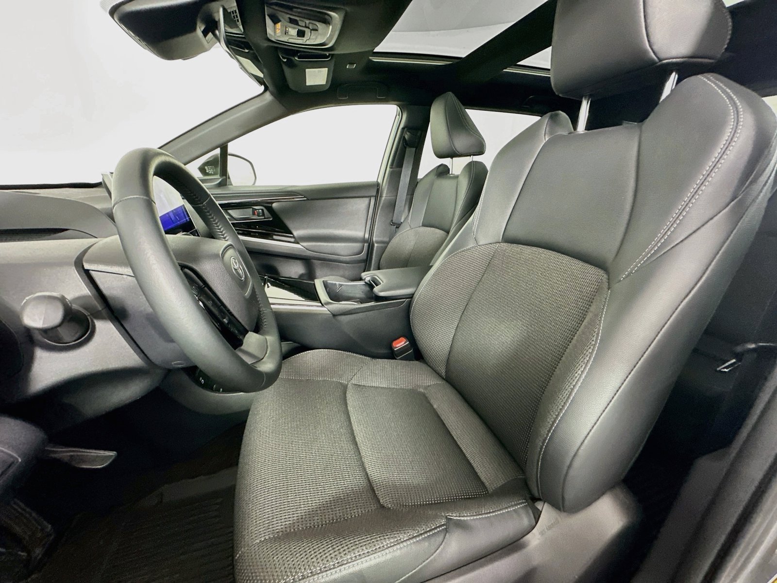 Used 2025 Heavy Metal Toyota XLE image 21