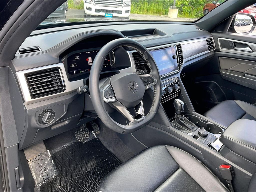 Used 2022 Deep Black Pearl Volkswagen 3.6L V6 SE w/Technology image 8