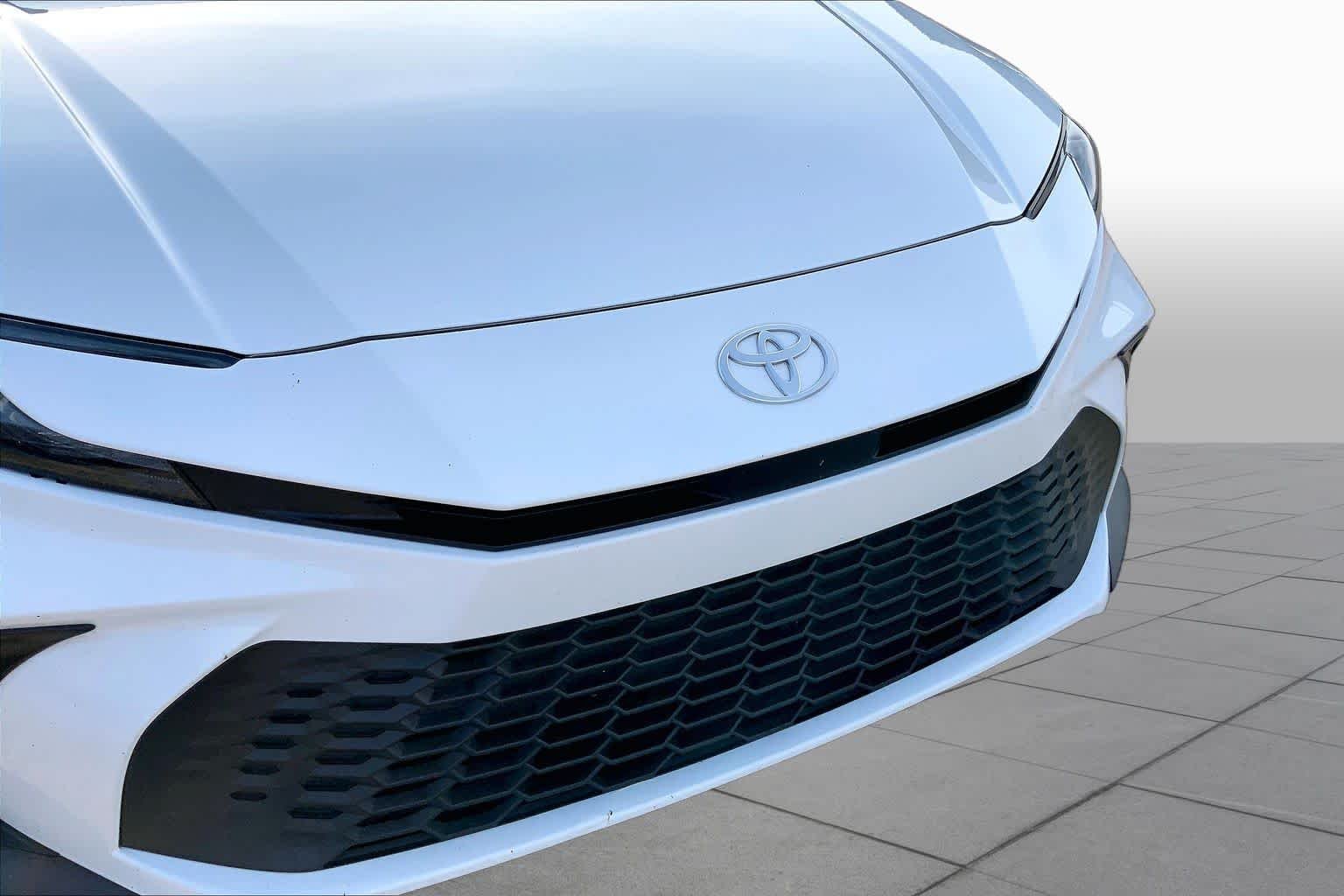 Used 2025 Ice Cap Toyota SE image 29
