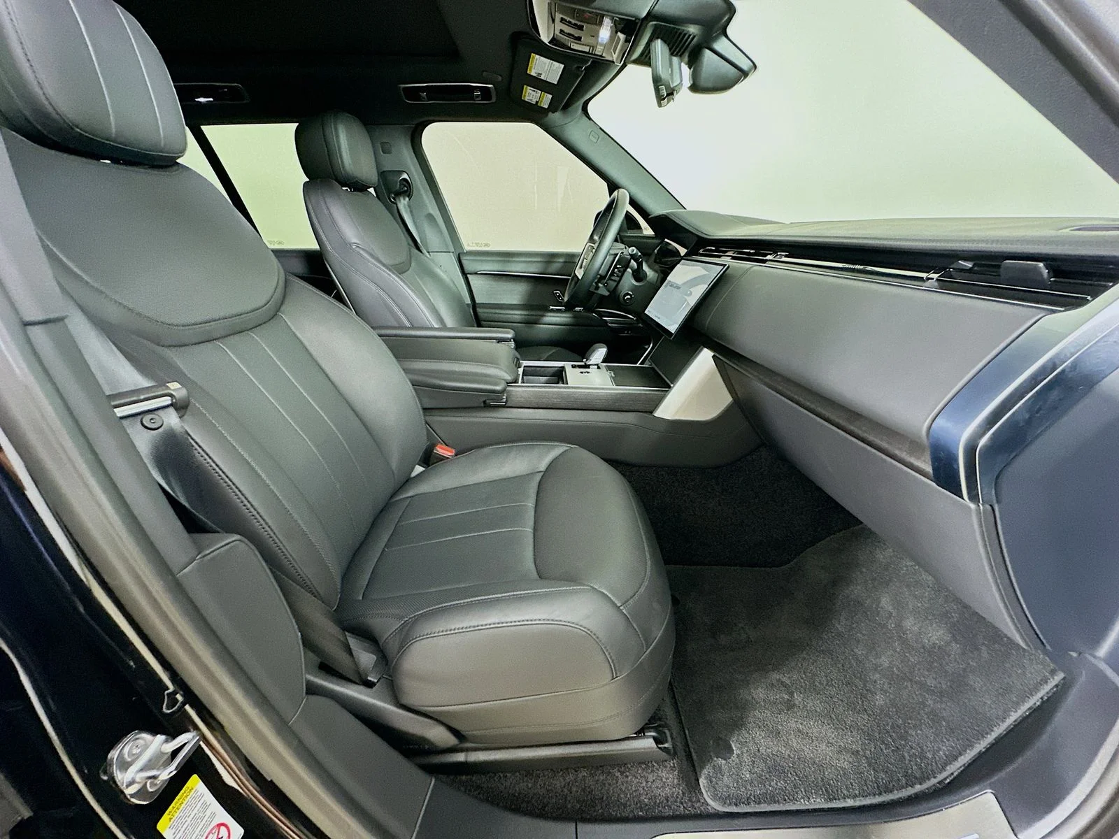 Used 2024  Land Rover  image 43
