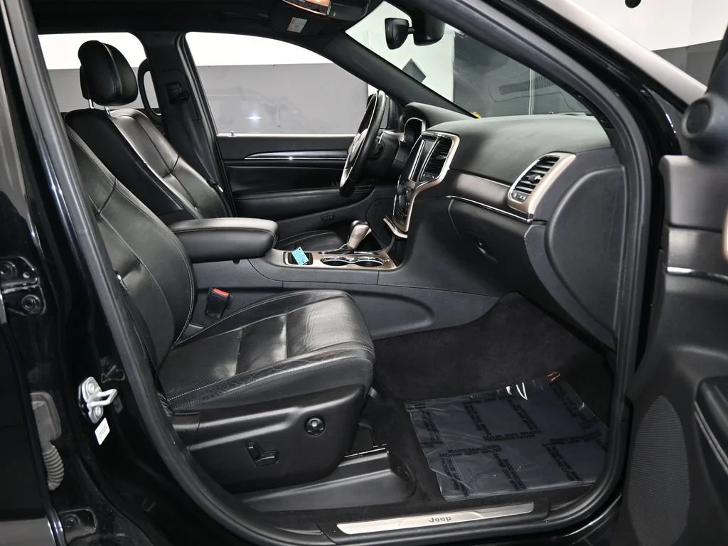 Used 2017 Diamond Black Crystal Pearlcoat Jeep Limited image 44