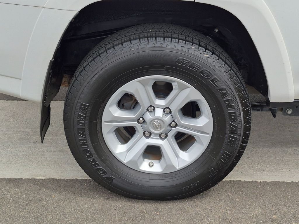 Used 2016 White Toyota SR5 image 29